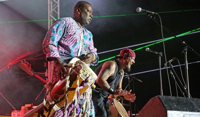 Drums United, Trommler aus sechs Nationen, sorgten am Samstagabend mit viel Rhythmus für gute Laune und jede Menge Begeisterung auf der Waldbühne Schwarzenberg. Knapp 500 Besucher wollten sich das nicht entgehen lassen. 
