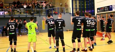 Zusammen mit dem Publikum feierten die Oelsnitzer Regionalliga-Volleyballer am Samstagabend den Einzug in die Finalrunde. 
