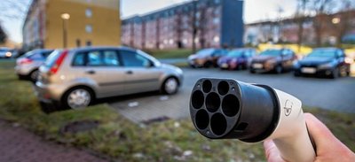 Noch immer sind öffentliche Ladesäulen im Erzgebirge dünn gesät, gerade in Wohngebieten mit Gemeinschaftsparkplätzen. 