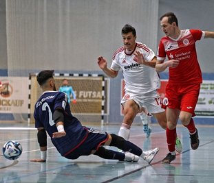 Auch Dmytro Sorokin (rechts) trug sich in Stuttgart beim 9:0-Erfolg für HOT 05 Futsal in die Torschützenliste ein. Das Foto zeigt ihn beim Heimspiel gegen Düsseldorf. 