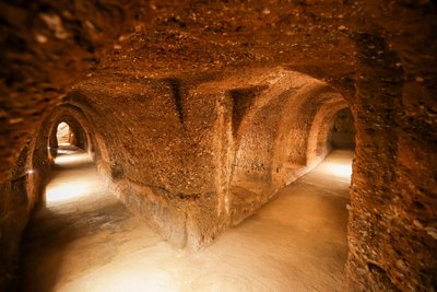Das Gangsystem unterm Schloss erstrahlt jetzt ebenfalls in magischem Licht. Der Boden wurde mit einem Gemisch aus Zement und Rotliegendem geglättet.