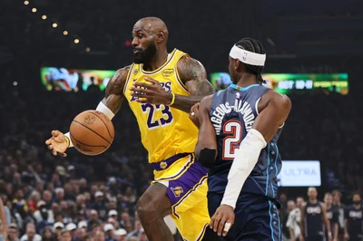LeBron James (l.) stand zum 300. Mal in einem Playoff-Spiel auf dem Parkett.