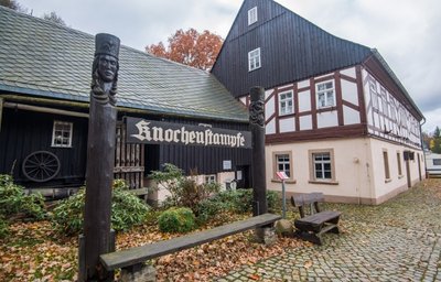 Die Knochenstampfe in Dorfchemnitz soll im kommenden Jahr umfassend saniert werden. Vor allem der fehlende zweite Rettungsweg und der Brandschutz schränkten die Nutzung des Museums zuletzt stark ein. 