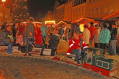Ein Spaß für Groß und Klein: Auf dem Werdauer Weihnachtsmarkt soll wie im vergangenen Jahr schon eine Mini-Eisenbahn um die Pyramide ihre Runden drehen.