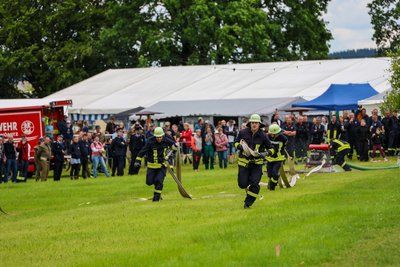 Beim Löschangriff simulieren die Mannschaften einen Einsatz.