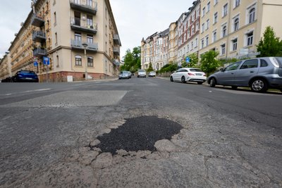Die größte Gefahr ist vorerst gebannt. Der Riesenkrater auf der Dobenaustraße wurde jetzt notdürftig geflickt.