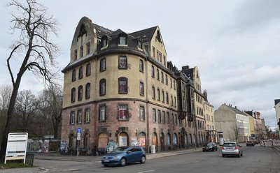 Das Gebäude Zwickauer Straße 152 a/b, das vielen Chemnitzern noch als "Haus Einheit" bekannt ist, soll am 1. März in Dresden versteigert werden. Seine jetzigen Eigentümer hatten es Ende 2010 für 25.000 Euro ersteigert. Jetzt wollen sie mindestens 50.000 Euro dafür erhalten.