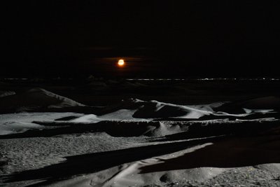 Brillante Schwärze: Vollmond über dem Winter in der Arktis.