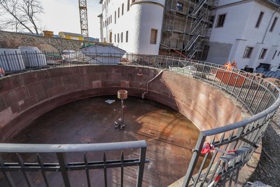 Gearbeitet wurde zuletzt am Brunnen vor dem Schlosseingang, um den sich eine tragische Geschichte rankt. Dahinter liegt das letzte Stück noch nicht verputzter Schlossmauer.