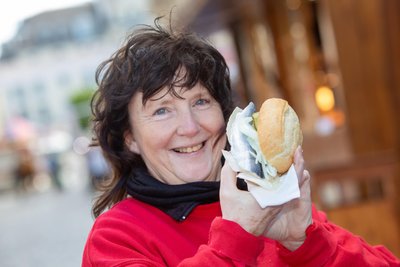 Die Fischsemmel als Klassiker: Am Stand von Annett Fuchs gibt es den Bismarckhering im Brötchen für 4,50 Euro.
