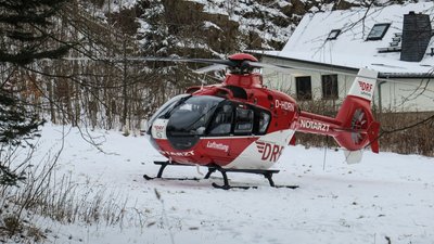 Der Fahrer wurde mit einem Rettungshubschrauber in ein Krankenhaus gebracht.