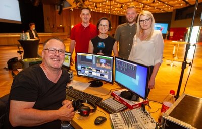 Bei der ersten Runde der Plauener Oberbürgermeisterwahl Mitte Juni berichtete das Team des Sachsen-Fernsehens erstmals live aus Plauen: Andreas Flieger, Sascha Deß, Franziska Wöllner, Nico Adam und Vogtland-Reporterin Janine Wolf (von links). 