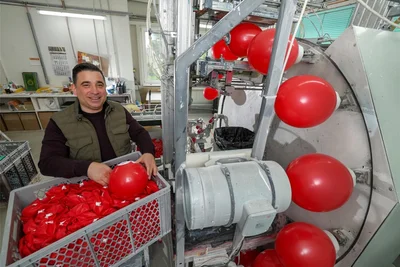 Inhaber Steffen Kiebke zeigt eine der Einfarb-Druckmaschinen, mit denen die Luftballons bedruckt werden.