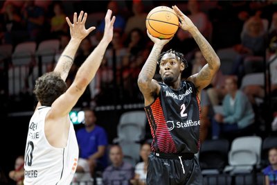 Jeff Garrett (rechts, hier gegen Nürnbergs Bastian Doreth) konnte in den ersten beiden Testspielen der Niners Chemnitz schon überzeugen. Beim EMS-Cup in Nürnberg war er sowohl bei der 79:86-Niederlage gegen Würzburg als auch beim 104:71-Sieg gegen Nürnberg mit jeweils 18 Punkten bester Werfer seines Teams. Der US-Amerikaner ist einer von fünf Neuzugängen der Bundesliga-Basketballer in diesem Sommer. 