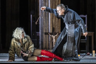 Am Boden: Michèle Losier als Kundry und Scott Hendricks als Klingsor.