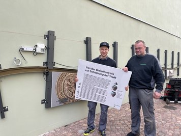 Die Mitarbeiter der Firma Omeras bringen die 20 Tafeln an. 