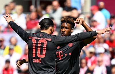 Leroy Sané gratuliert Kingsley Coman, dem Torschützen des 1:0 für den FC Bayern München.