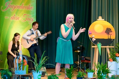 Die Band „Zu spät aber entspannt“ mit Isabell Haase als Sängerin sorgte für die musikalische Umrahmung der Feierstunde im Seiffener Haus des Gastes.