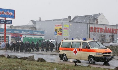 Rostocker Fans werden mit Polizeibegleitung ins Stadion gebracht.