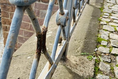 Die Struktur deutlich in Mitleidenschaft gezogen: „schlechter" Rost – zum Glück nur am Geländer der Loschwitzer Brücke in Dresden.