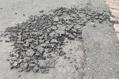 So wie hier auf der Bärenstraße sehen viele Straßen in Plauen aus. Der Asphalt zerbröselt.