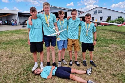 Die Teilnehmer aus Auerbach von links: Lennox Gerbert (8.), Mika Müller (2.), Axel Fritzsche (3.), Johann Hopf (18.), Lukas Möckel (1.); liegend: Yara Hendel (25.).