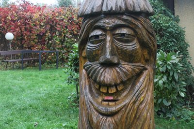 Durch den Mund dieser Holzbeute fliegen die Bienen in selbige hinein.