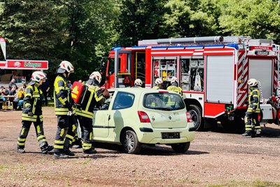 Verletzte nach Unfall: Zum Glück ist das nur eine Vorführung beim 1. Oelsnitzer Sicherheitstag.