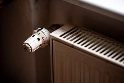 Das Bild zeigt einen älteren Heizkörper in einer Altbauwohnung.