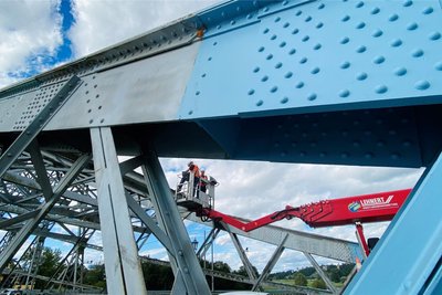 Unterschiede: Wo das Blaue Wunder wirklich blau ist, ist die Brücke bereits saniert.