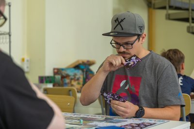 Robin Sterzel hatte Pokémon erst online gespielt - nun zieht er das analoge Spiel am Kartentisch mit Gleichgesinnten vor.