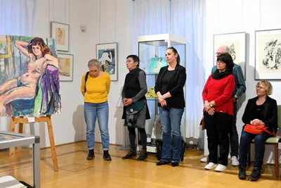Ausstellungseröffnung im Neuberin-Museum. Links ein Akt von Elfriede Mäckel.