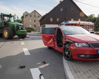 Kollision beim Überholen auf der Bundesstraße. 