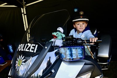 Aaron Müller sitzt schon mal Probe auf dem Polizeimotorrad.