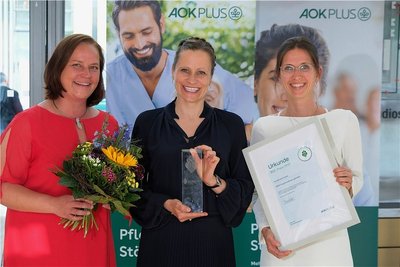 Annett Stark (Mitte), Geschäftsführerin SBW Vogtlandkreis gGmbH, bei der Übergabe des Preises. 