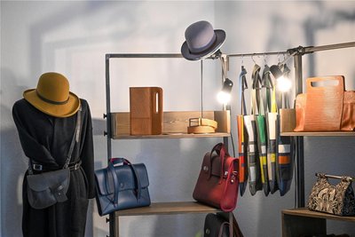 In ihrem Designraum in der Barbarossastraße in Chemnitz vertreibt Kathi Halama ihre eigenen Accessoires. Jedes Teil ist Handarbeit und ein Unikat.