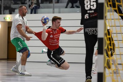 Tim Esche vom HC Glauchau/Meerane (am Ball) erlebte die Schlussphase im Heimspiel gegen Wittenberg-Piesteritz nur auf der Tribüne aus mit. Knapp zwei Minuten vor dem Ende sah er nach einem Foul die rote Karte und musste vom Feld.