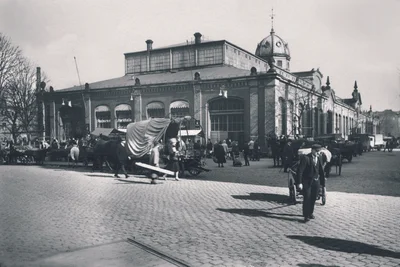 Die Chemnitzer Markthalle um 1930. Durch die großen Tore konnten die Händler mit den Pferdekutschen reinfahren.