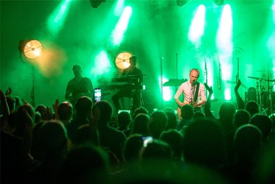 Etwa 350 Besucher sahen das Konzert am Freitagabend auf der Freilichtbühne im Burgstädter Wettinhain.