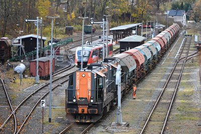 Zwei tschechische Loks werden im Bahnhof Cranzahl für die Weiterfahrt über die Grenze nach Tschechien vorgespannt.