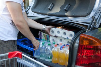 Eine dichte Packweise im Kofferraum sorgt dafür, dass die Ladung bei plötzlichen Bremsmanövern nicht ins Rutschen gerät.