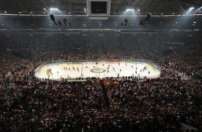 Wie 2010 soll auch 2027 das Eröffnungsspiel der Eishockey-Weltmeisterschaft in der Arena Auf Schalke  ausgetragen werden. (Archivbild)