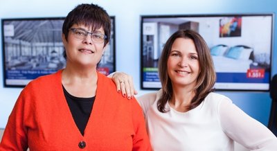 Katja Kaufmann (r.) und ihre Mitarbeiterin Katrin Haase freuen sich auf die Wiedereröffnung am Montag in Frankenberg. 
