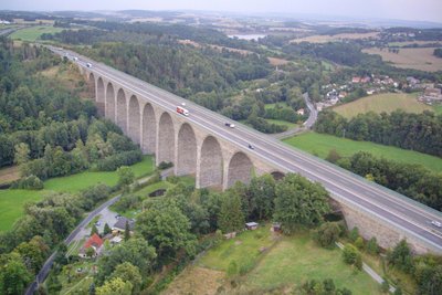 Die Autobahnbrücke Pirk steht im Mittelpunkt einer MDR-Doku.