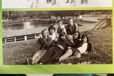 Ein Blick ins Jahrbuch: Die Klasse im damaligen Freiberger Freibad. Harald Freudenberg ist in der Mitte mit Vollbart zu sehen.