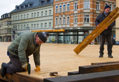 Noch ist das Eisstadion in der Annaberger Innenstadt nicht ganz fertig. Ab Donnerstag, 16 Uhr wird es aber wieder frostig auf dem Markt.