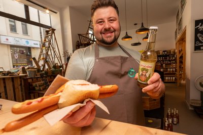Bei Henry Morgner geht es künftig um die Wurst. Er hat nicht nur den Verkauf der herzhaften Knacker mit und ohne Käse im Regionalware-Geschäft in der Plauener City übernommen.