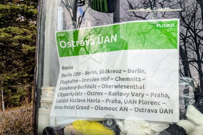 Die Linie startet am zentralen Omnibusbahnhof in Berlin und führt über Dresden, Chemnitz und das Erzgebirge nach Prag und weiter bis nach Ostrava. Wer die gesamte Strecke fährt, ist – bei verzögerungsfreier Tour – gut 13 Stunden unterwegs.