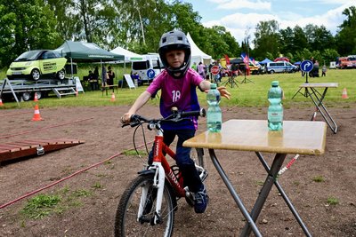 Nils Bonitz absolviert den Fahrradparcours der Verkehrswacht.