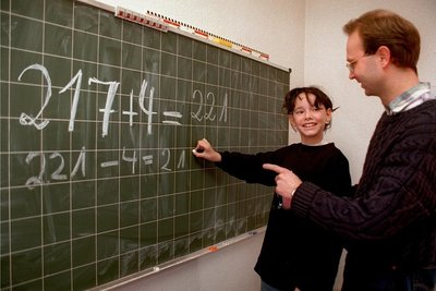 Hurra, ich kann es endlich! Einfach die Vier in Drei und Eins zerlegen, so lässt sich die Aufgabe einfacher rechnen.